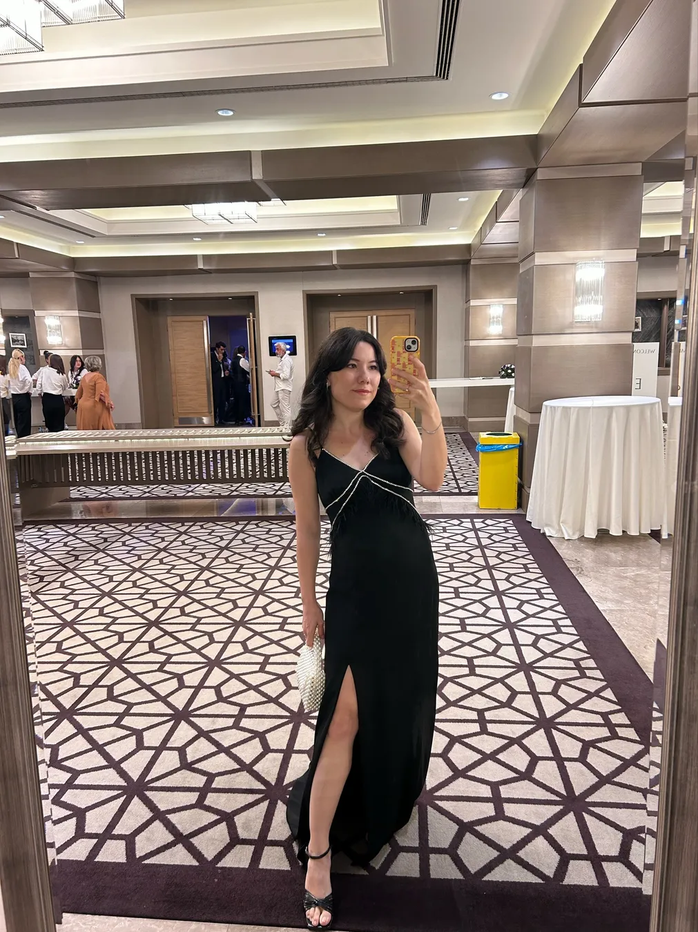 Otriş Detaylı Siyah Yırtmaçlı Uzun Elbise