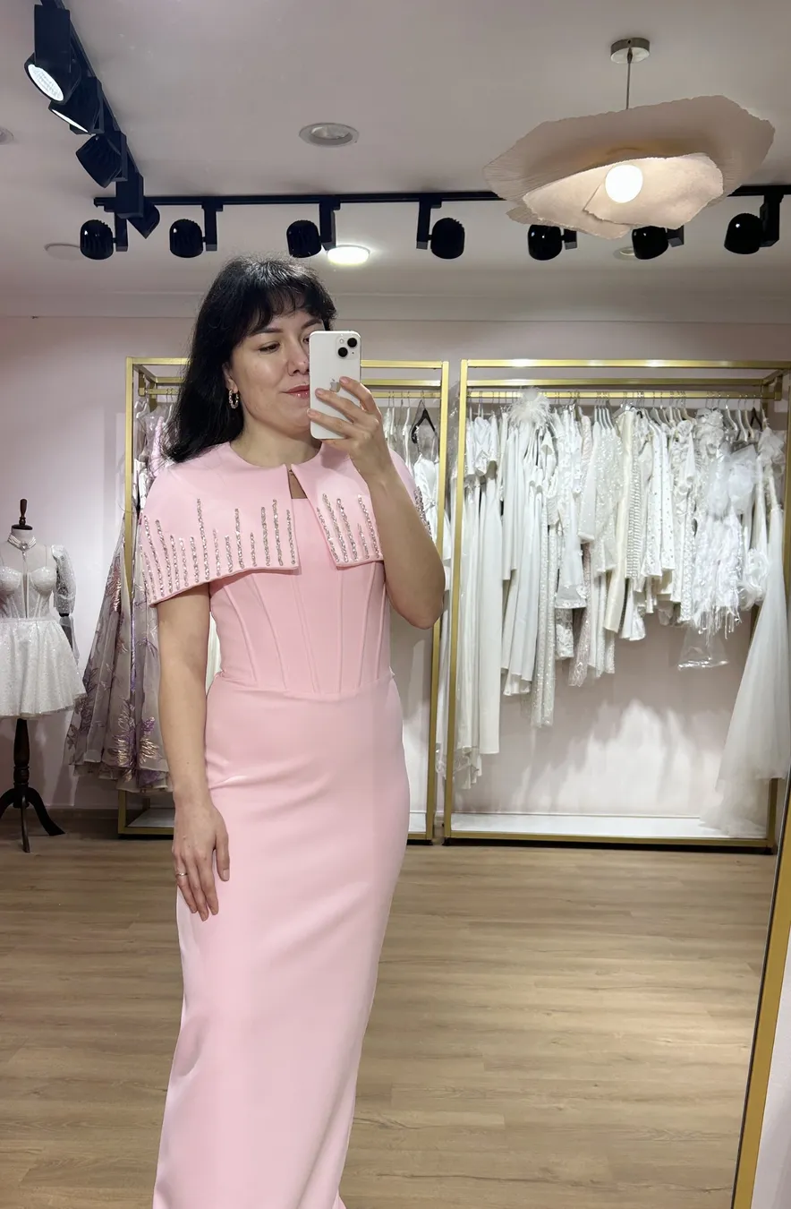 Taş İşlemeli Pelerin Detaylı Pembe Elbise