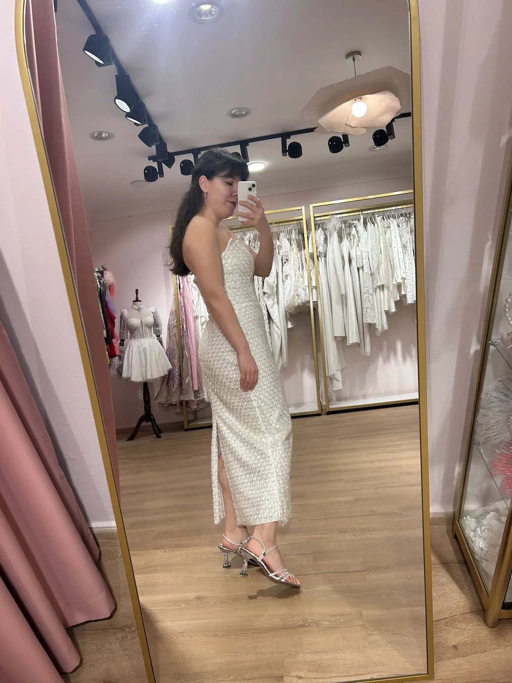 Taş İşlemeli Midi Beyaz Elbise